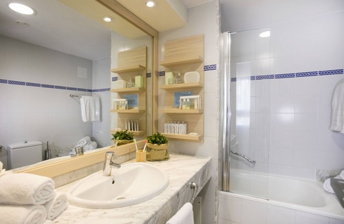 Santa Margarida Hotel | Hotel Monterrey Roses by Pierre & Vacances
