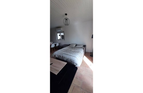 Saint-Etienne-de-Fontbellon Apartment | House, garden, air conditioning, wifi...