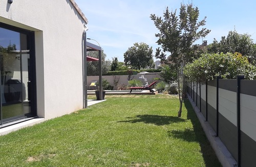Valence House | House near downtown in private driveway