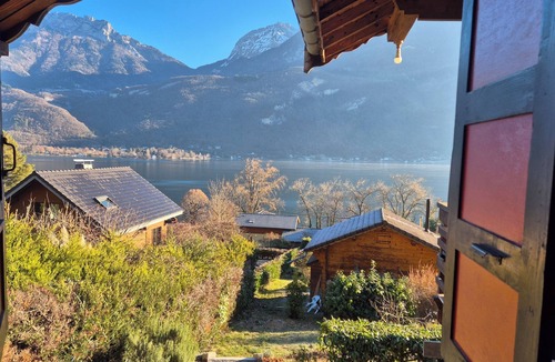 Bredannaz Ski Chalet | House with breathtaking view of Annecy lake and mountains