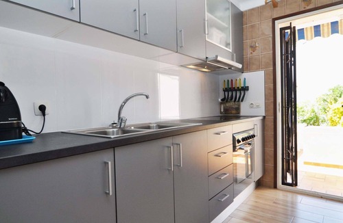 L'Escala Villa | House with community pool and car parking