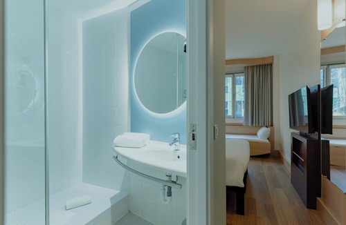 El Parc i la Llacuna del Poblenou Hotel | ibis Barcelona Glories 22