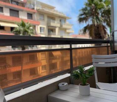 Mediterranee Apartment | Idéalement situé, vue mer & Parking privée gratuit