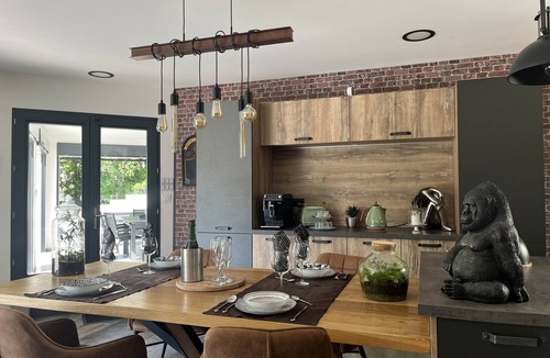 Sainte-Cecile-les-Vignes House | In the shade of oak trees, modern, spacious, air-conditioned house
