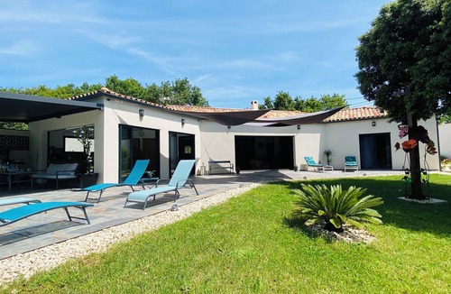 Sainte-Cecile-les-Vignes House | In the shade of oak trees, modern, spacious, air-conditioned house