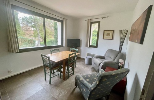 Chateauneuf-le-Rouge Villa | Independent apartment in quiet villa with swimming pool near Aix en Provence