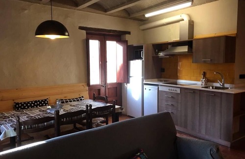Pardines Cottage | Independent holiday cottage, garden and private barbeque. Pardines Valley.