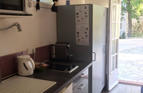 Pertuis Apartment | Independent studio on the ground floor of villa, with secure parking