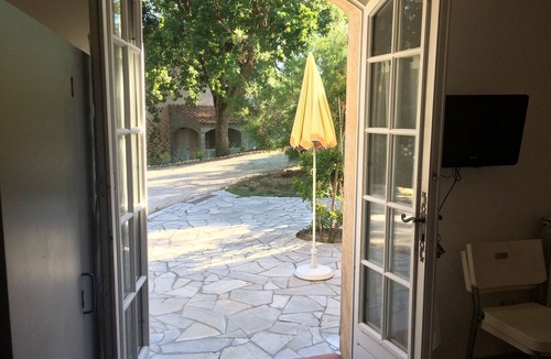 Pertuis Apartment | Independent studio on the ground floor of villa, with secure parking