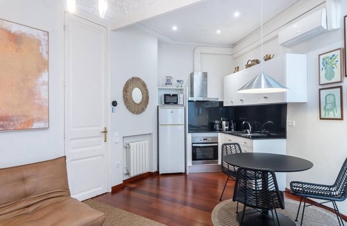 Dreta de l'Eixample Apartment | Intimate Eixample: art & style