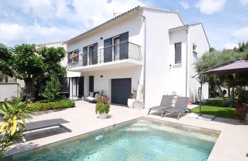 Salon-de-Provence Villa | Jolie Villa Avec Piscine Privée est Située à Environ 1,7