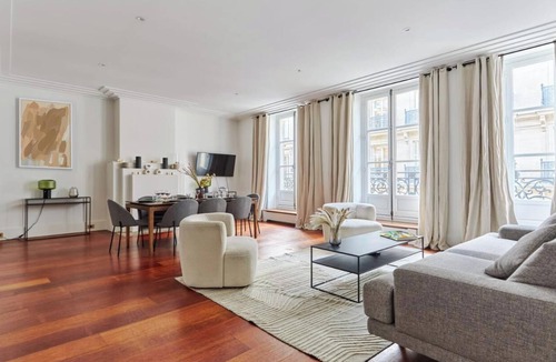 2nd Arrondissement Apartment | JUST STEPS AWAY FROM THE ICONIC PALAIS ROYAL & THE LOUVRE - RUE DE LA BANQUE