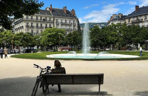 Grenoble City Centre Apartment | L'Atlas de la Bastille Downtown Tram Station