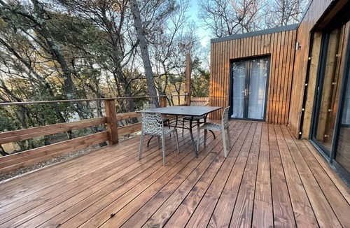 Uchaux Cottage | L'échapée belle is a wood-frame cottage in the heart of the forest.