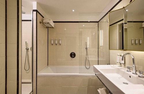 Quartier de la Porte-Saint-Denis Hotel | l'Echiquier Opéra Hotel Paris - MGallery Collection