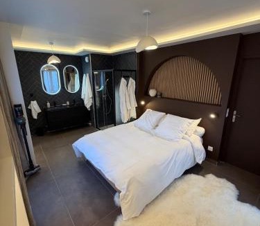 Champlan Apartment | L'Écrin Beige - Immersive suite with private Jacuzzi