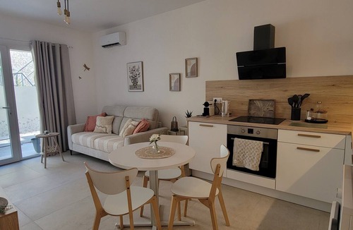 Sainte-Cecile-les-Vignes Apartment | L'instant Présent Wellness Center, Village