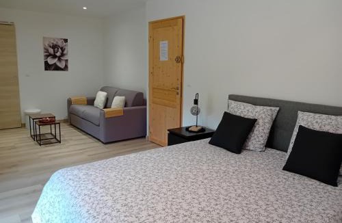 Ahun Bed & Breakfast | La Bergerie de Chantemille - Chambre d'hôtes familiale les Dahlias - jacuzzi, piscine