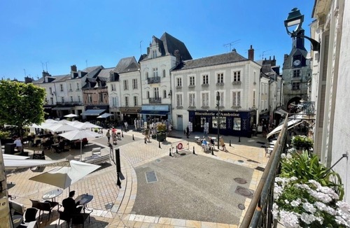 Amboise Apartment | La Chapelle, exceptional view of the castle square with balcony