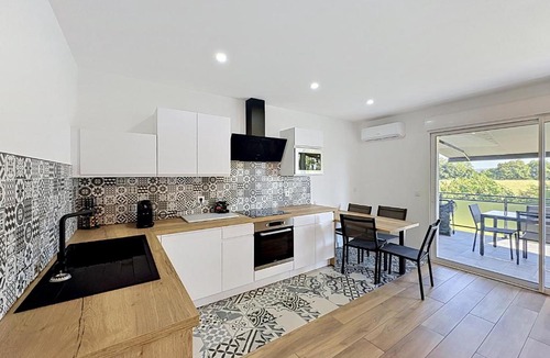 Chavanoz Apartment | La Colline