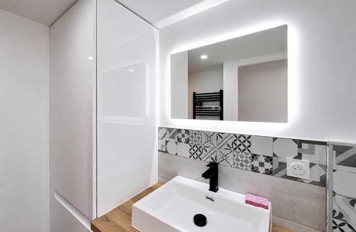 Chavanoz Apartment | La Colline