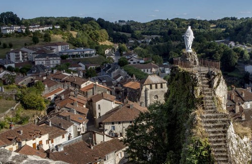Laroquebrou House | la colombine village house located in the historic center, 4/5 people