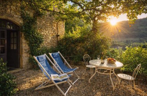 Autoire House | La Couple, Séjour à deux au Château d'Autoire, studio de charme, tonnelle, vue vallée et village