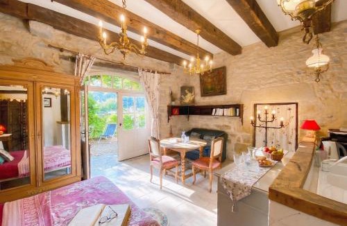 Autoire House | La Couple, Séjour à deux au Château d'Autoire, studio de charme, tonnelle, vue vallée et village
