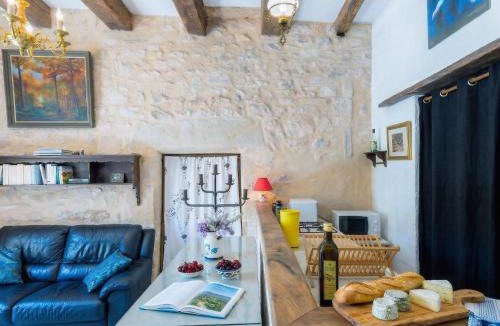 Autoire House | La Couple, Séjour à deux au Château d'Autoire, studio de charme, tonnelle, vue vallée et village
