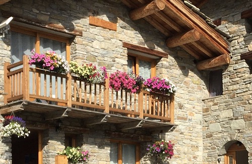 Bonneval-sur-Arc Apartment | La datcha * bonneval sur arc rental in the mountains in a ski resort.