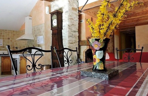 Montredon-Labessonnie Cottage | La Fenial, a spacious stone cottage, accessible to people with disabilities, with air conditioning, nestled in the heart of nature