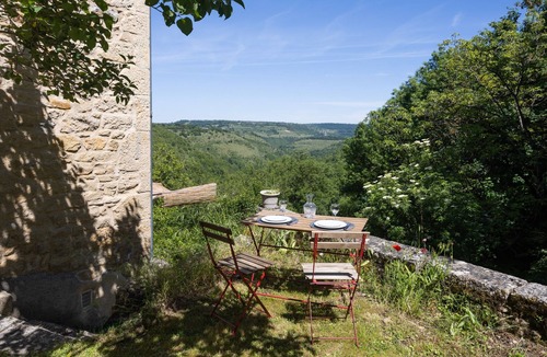 Nuces House | La Fontanelle Cottage near Rodez and Conques – Vineyard Views