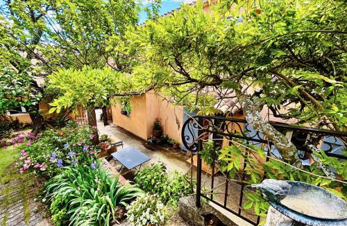 Saint-Marc-Jaumegarde Apartment | La glycine