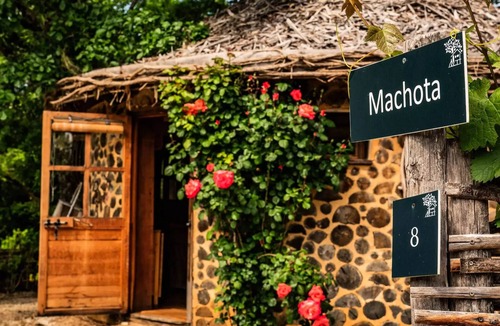 Saint-Amand-de-Coly Cabin | La Machòta Cabin (sleeps 4)
