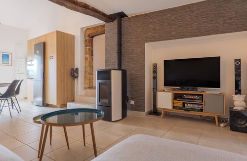 Ailhon House | La Maison Bleue du Plot – Peaceful Stone House with Pool and Garden