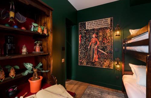 Cremieu Apartment | La Maison de l'Apothicaire - Un refuge enchanté avec balnéo en hyper-centre