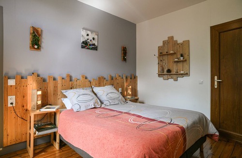 Saint-Franc Bed & Breakfast | La Palette Guest Room with Mountain View, Shared Garden & Wi-Fi
