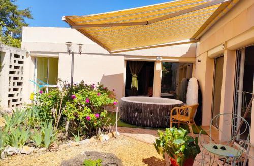 Trets House | La Vie Est Belle, Chambre privée dans une villa