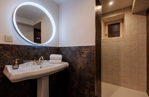 Romans-sur-Isere Hotel | La Villa Kara