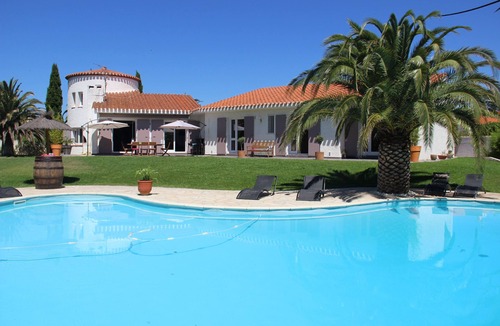 Pollestres Villa | Large Mediterranean Villa swimming pool Air-conditioned rooms for 10 people 4*.