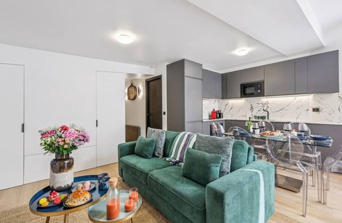 Saint-Germain-des-Pres Apartment | Lavie Maison : jacuzzi Saint Germain