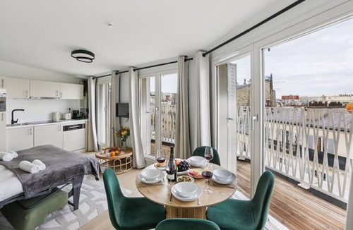Epinettes Apartment | Lavie Maison : Private Terrace & Air Conditioning