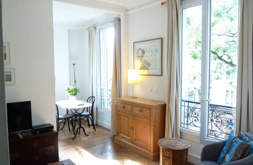 14th Arrondissement Apartment | Le Alesia : Classic French Apartment in Historic Montparnasse Area