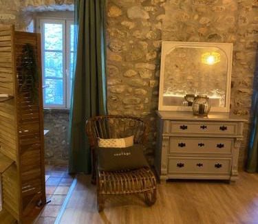 Labeaume House | Le Bruit de l'eau (Chambre Boudoir)
