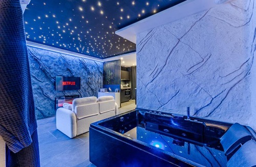 Lesparre-Medoc Hotel | Le Céleste - Suite romantique immersive climatisée, sauna et spa privatif