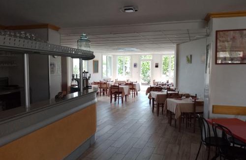 Saint-Germain-du-Teil Hotel | Le café de la place