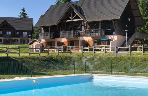 Besse-et-Saint-Anastaise Apartment | Le chalet de "Lamarmotte" T3 rénové avec terrasse sud en rez de jardin
