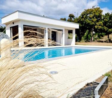 Gabriac Villa | Le Gîte "Aubrac" Haut de gamme, Jardin, Piscine