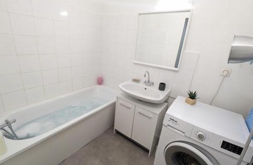 Yves Farge - Le Fleuve Apartment | Le Garnier - Lyon 7 avec Balcon & Parking Inclus