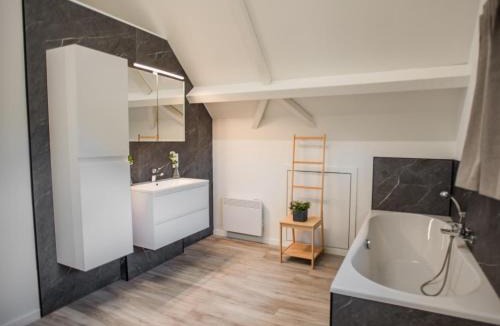 Lacapelle-Marival House | Le Lac Bleu 22